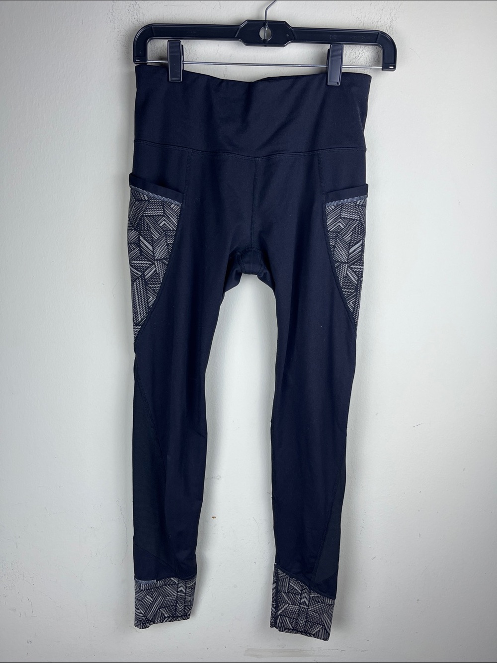 Athleta Women's Small Black Leggings Gray Pattern Pockets Cuffs Activewear Pants